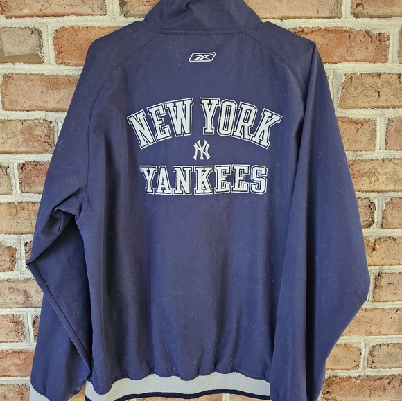 In excellent condition and hardly worn. Size Large. From MLB. From a smoke free - Picture 1 of 3